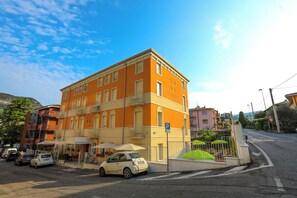 Front of property - Hotel Villa Anthea (Garda)