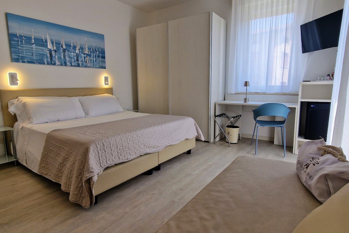 Grand kamer, 1 twee- of 2 eenpersoonsbedden, balkon | 1 slaapkamer, een minibar, een kluis op de kamer, een bureau