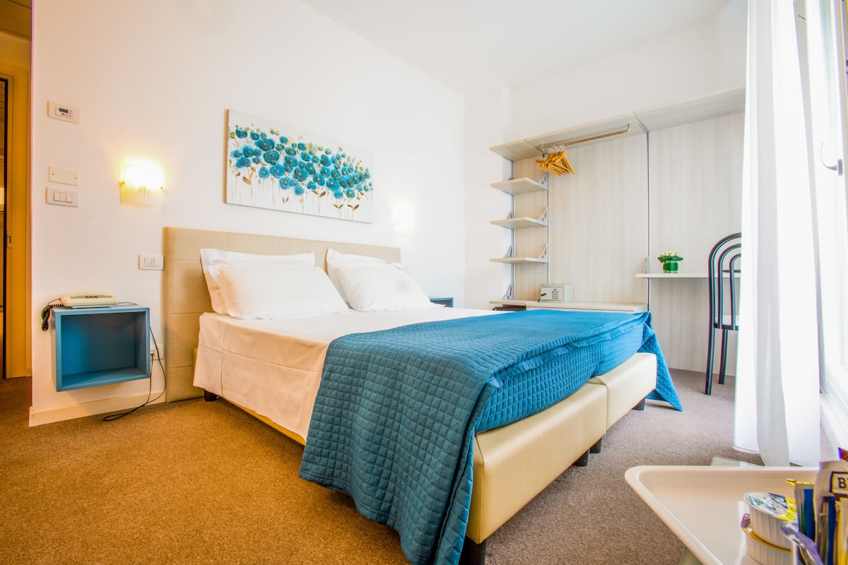 Deluxe kamer, 1 twee- of 2 eenpersoonsbedden, 1 slaapkamer | 1 slaapkamer, een minibar, een kluis op de kamer, een bureau