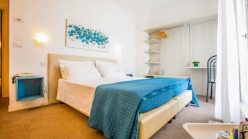 Quarto casal ou duplo luxo, 1 quarto | Frigobar, cofres nos quartos, escrivaninha, Wi-Fi de cortesia