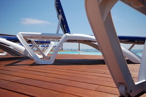 Piscine extérieure, parasols de plage, chaises longues