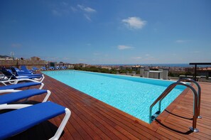 Outdoor pool, pool umbrellas, sun loungers - Resort Sitges Aparthotel  (Sitges)