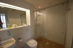 Shower, free toiletries, hair dryer - Resort Sitges Aparthotel  (Sitges)