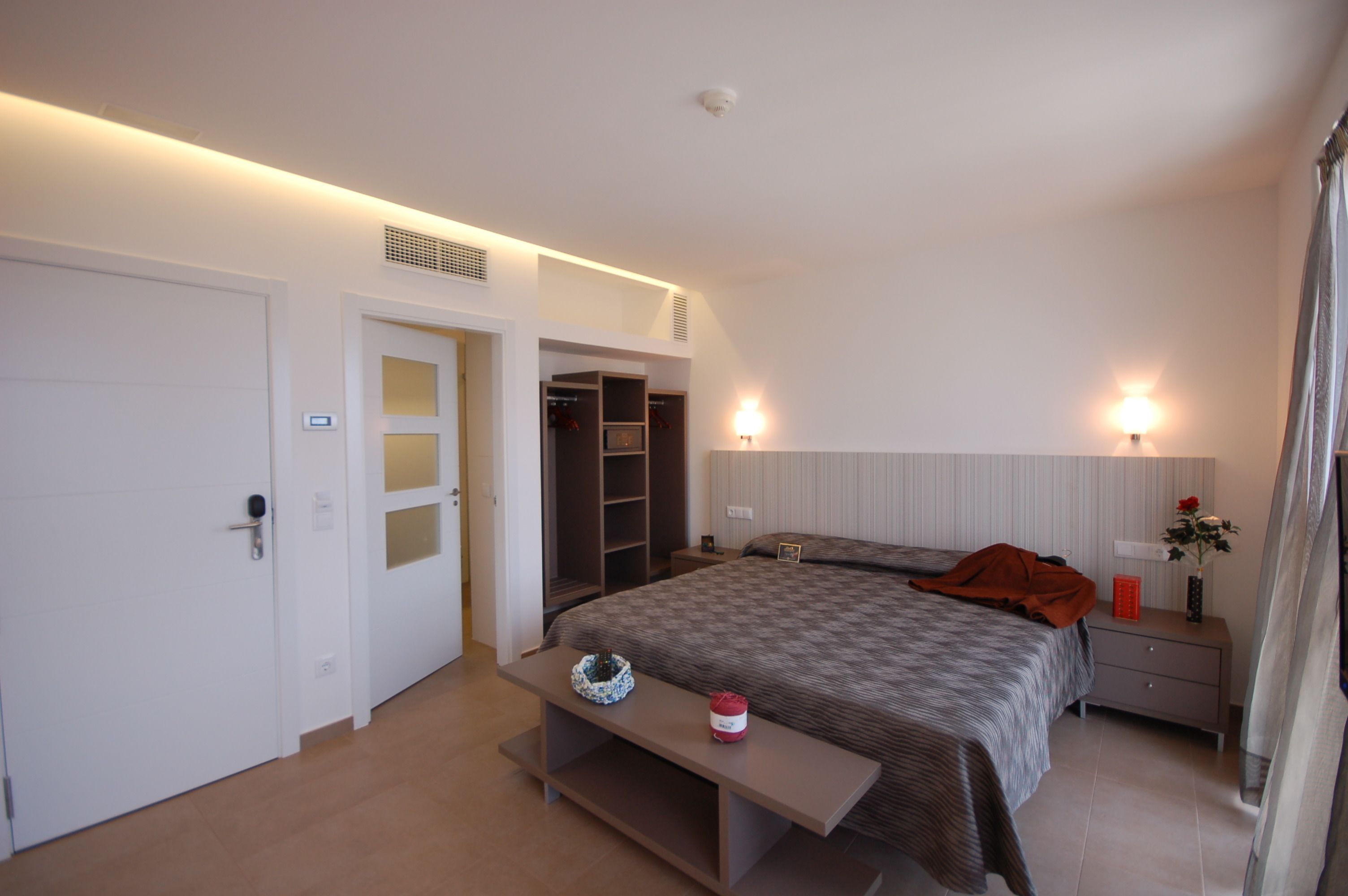 Hochwertige Bettwaren, Betten mit Memory-Foam-Matratzen, Zimmersafe