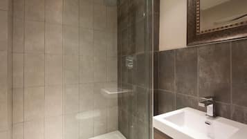 公寓, 3 间卧室 (12A Carlton Terrace) | 浴室 | 免费洗浴用品、吹风机、毛巾