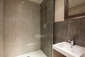Apartment, 3 Bedrooms (12A Carlton Terrace) | Bathroom | Free toiletries, hair dryer, towels - City Retreat Edinburgh (Edinburgh)
