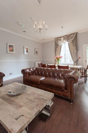 Apartment, 3 Schlafzimmer (12A Carlton Terrace) | Wohnzimmer | Fernseher, DVD-Player