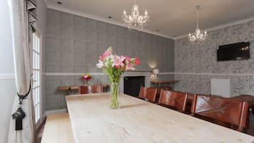 Apartment, 3 Bedrooms (12A Carlton Terrace) | In-room dining