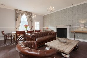 아파트, 침실 3개 (12A Carlton Terrace) | 거실 | TV, DVD 플레이어