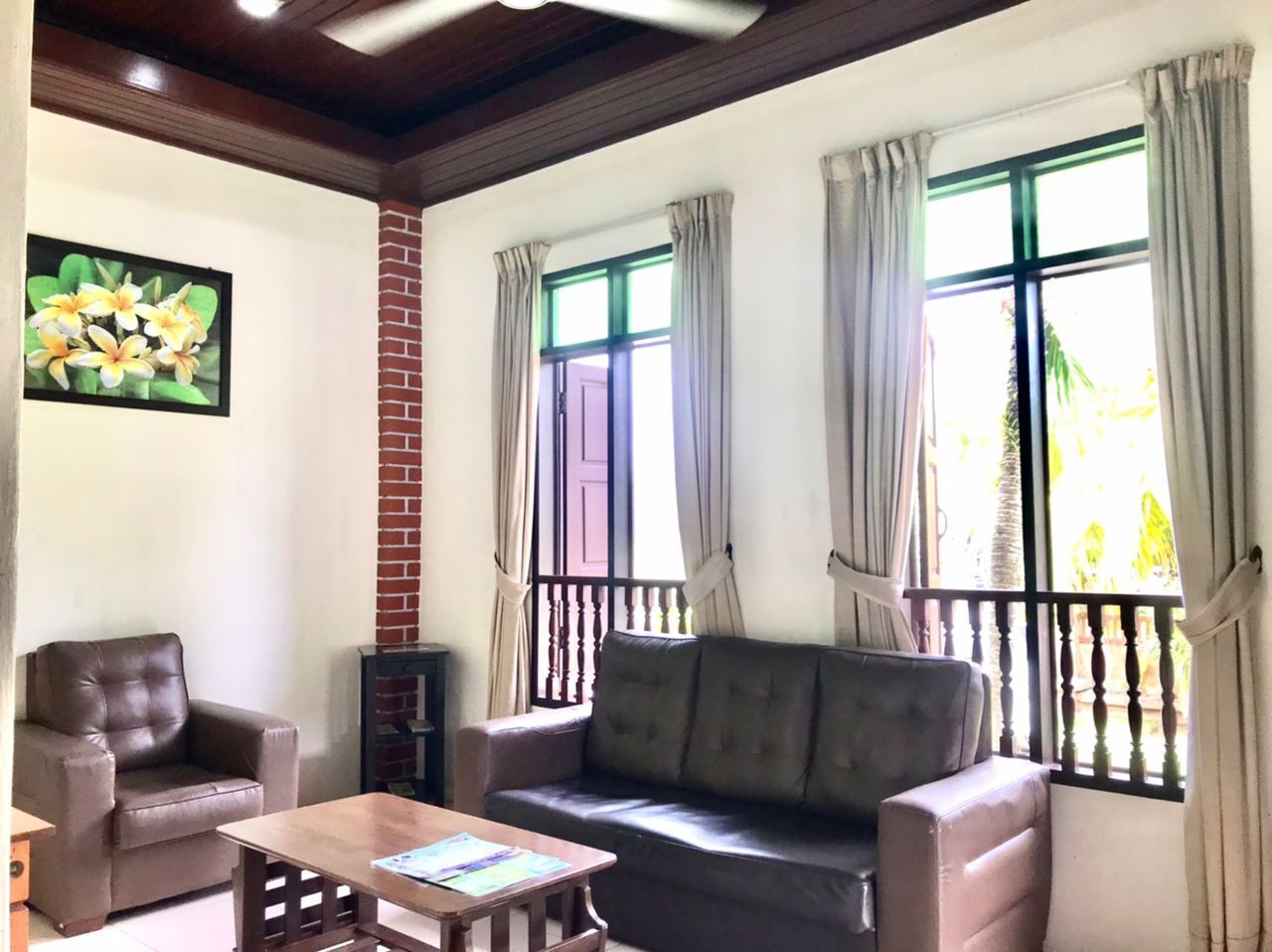 Standard Villa, 3 Bedrooms, Garden Area | Ruang tamu | 42 inci televisyen skrin rata dengan satelit, TV 