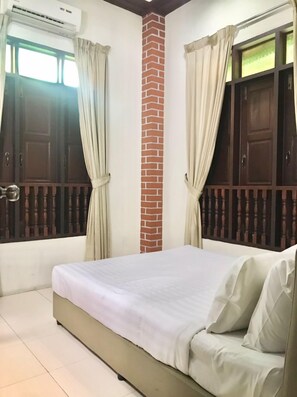 In-room safe, desk, free WiFi