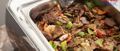 Un bufé con una variedad de carnes y verduras.