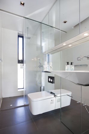 Luxury-Apartment | Badezimmer | Dusche, Haartrockner, Handtücher