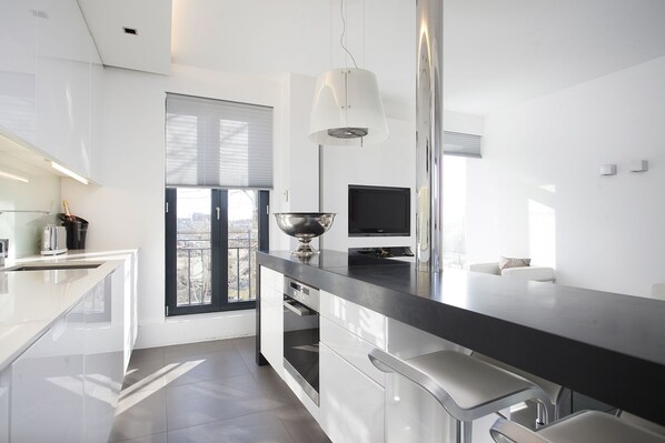 Luxe appartement | Privékeuken | Een koelkast, een kookplaat, een koffiezetapparaat/waterkoker