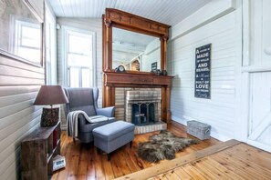 Thomsen Luxury 4 bedroom Apartment (Odinsgata 5) | Woonkamer | Een flatscreentelevisie