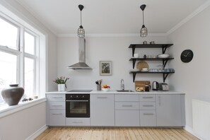 Appartement Design, 1 chambre (Esja 101) | Cuisine privée | Réfrigérateur, surface de cuisson, cafetière-théière