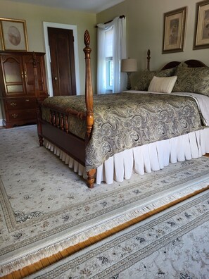 Habitación superior, 1 cama Queen size | Ropa de cama de alta calidad y decoración personalizada