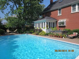 Una piscina al aire libre de temporada