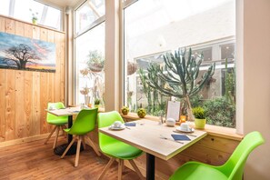 Fridge, microwave, stovetop, coffee/tea maker - Aparthotel Tropenhaus Bansin (Heringsdorf)
