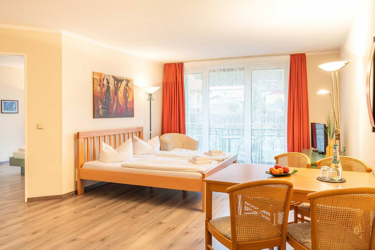 อพาร์ทเมนท์ (Vierbettzimmer) | บริเวณนั่งเล่น | ทีวีจอแบน 35 นิ้ว พร้อมช่องดาวเทียม, ทีวี, พื้นอุ่น