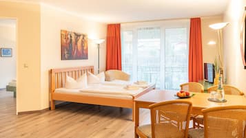 Apartment (Vierbettzimmer) | Living area | 35-inch flat-screen TV with satellite channels, TV, heated floors