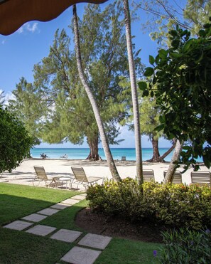 Playa privada, playa de arena blanca, camastros y toallas de playa 