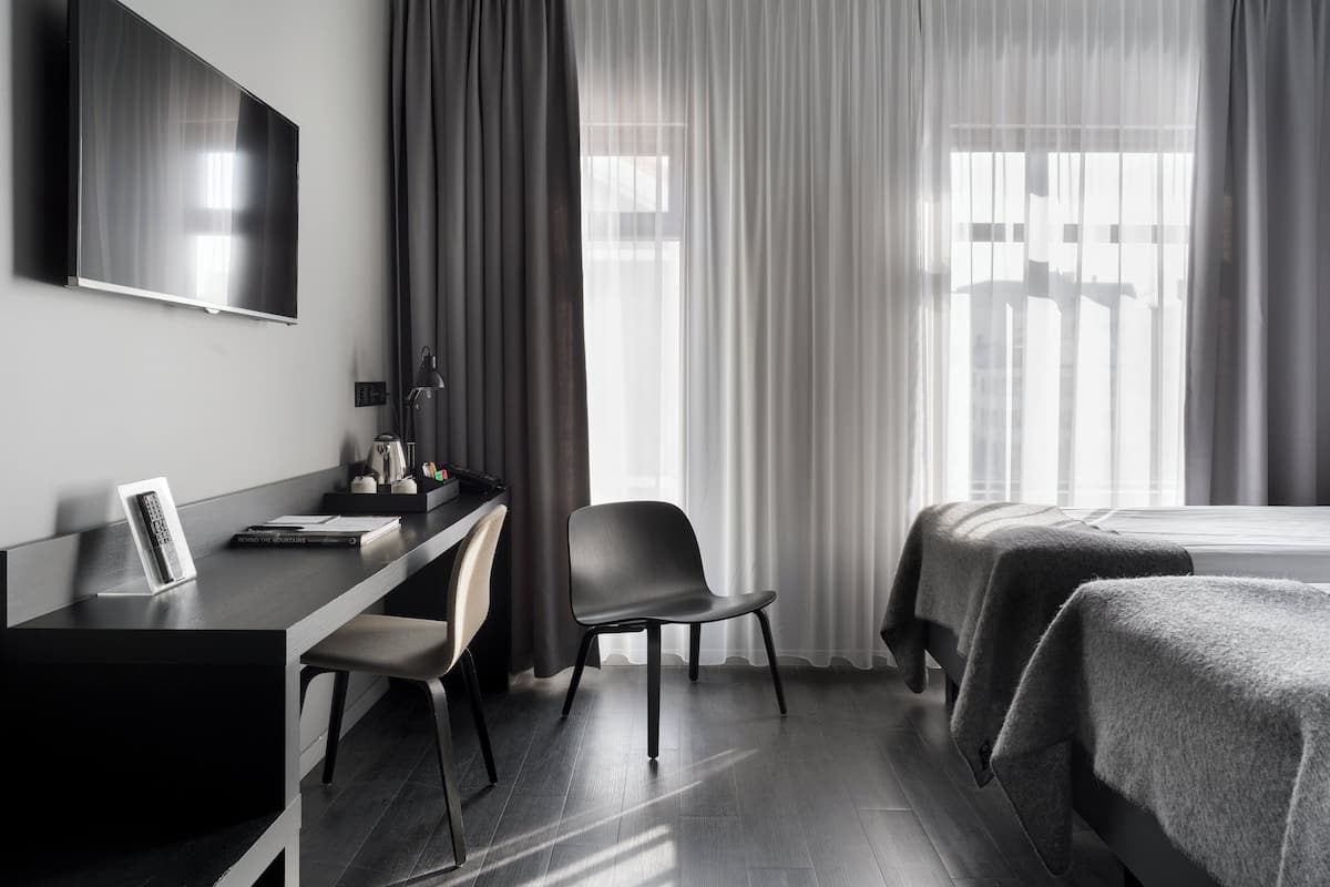 Quarto duplo standard | Roupas de cama premium, escrivaninha, cortinas blackout