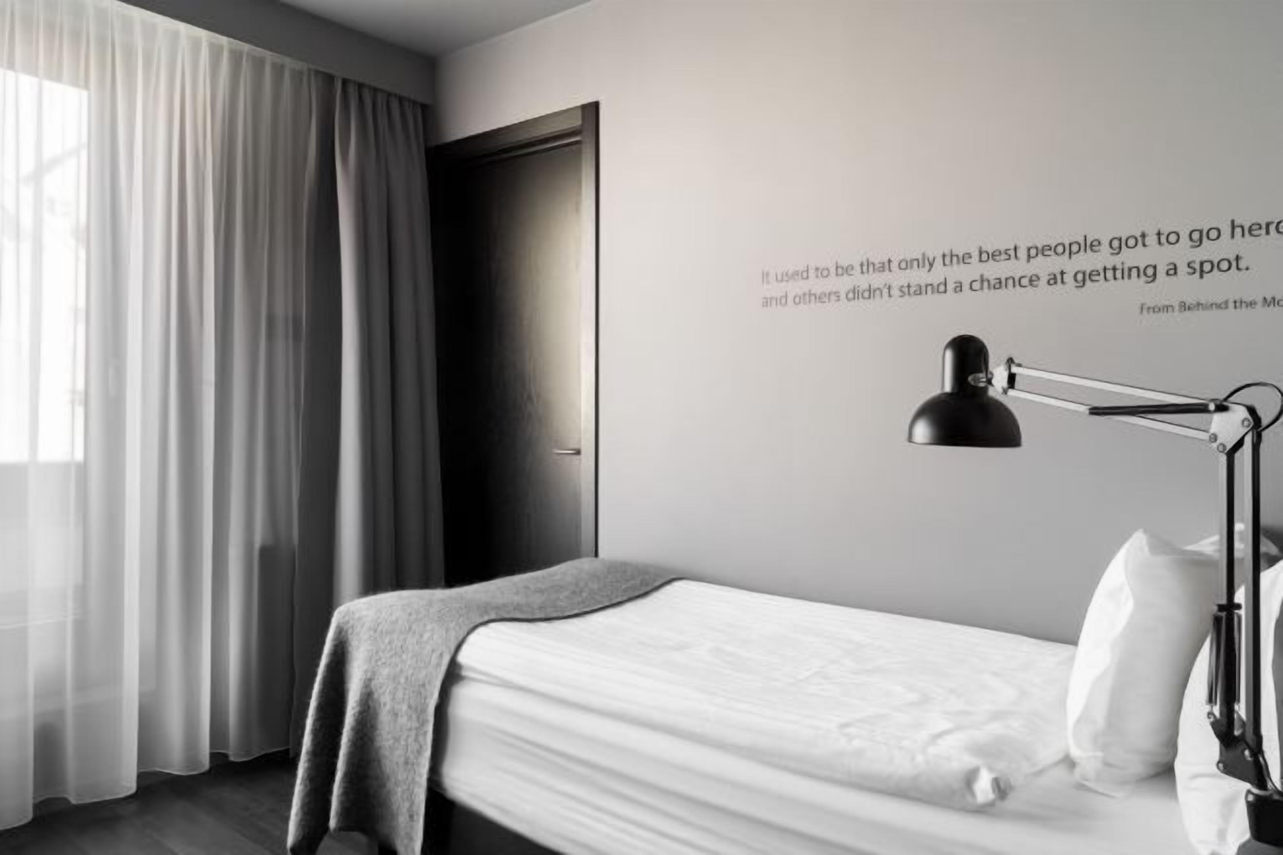 Literie de qualité supérieure, bureau, rideaux occultants