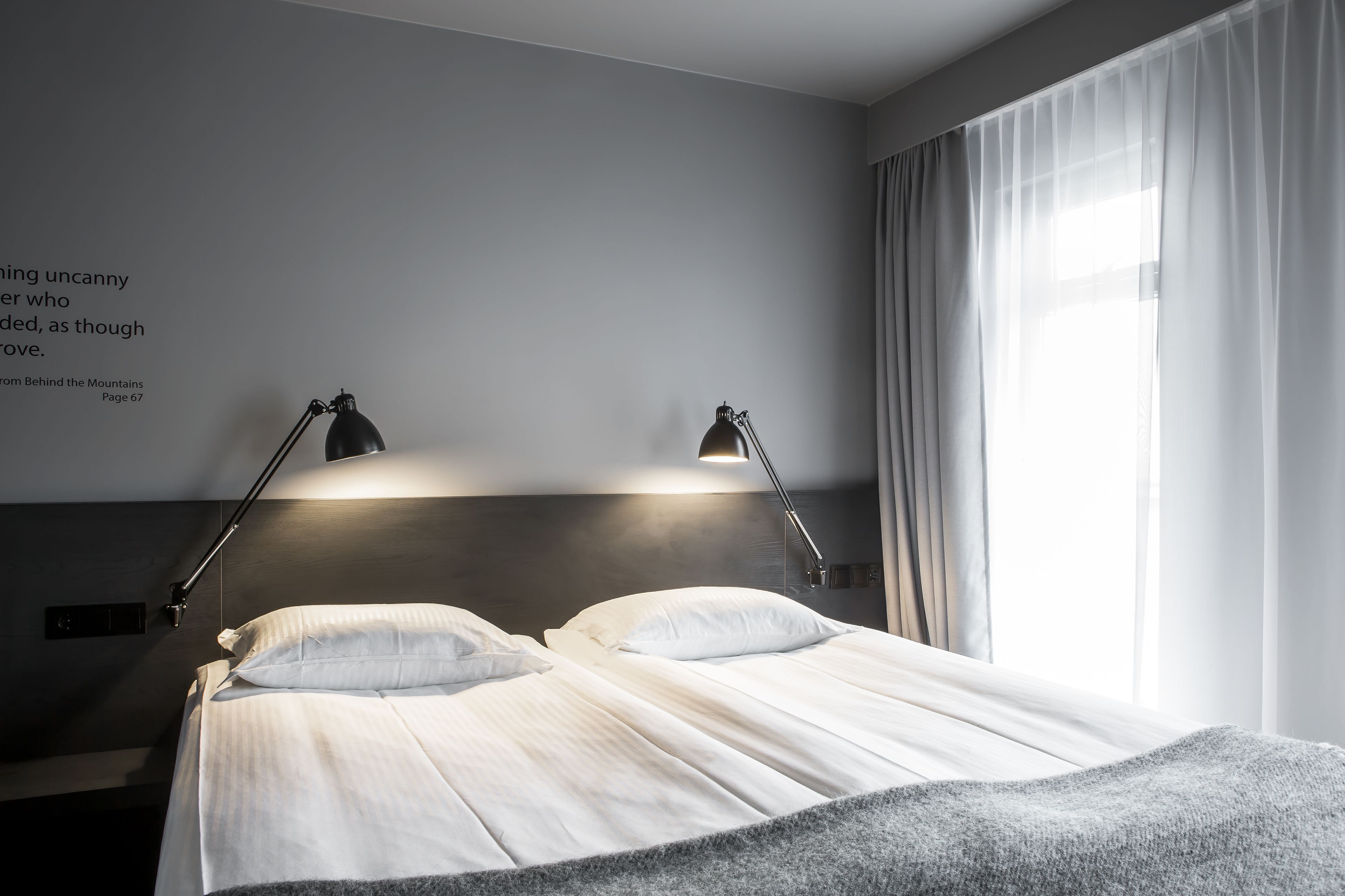 Biancheria da letto di alta qualità, una scrivania, tende oscuranti