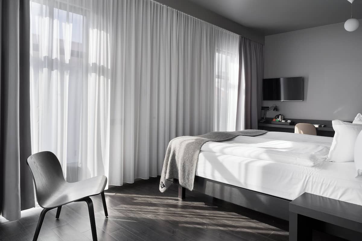 Quarto superior | Roupas de cama premium, escrivaninha, cortinas blackout