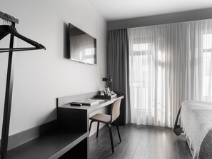 Hochwertige Bettwaren, Schreibtisch, Verdunkelungsvorhänge