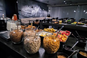 Un bufé con diversos alimentos y opciones para el desayuno.