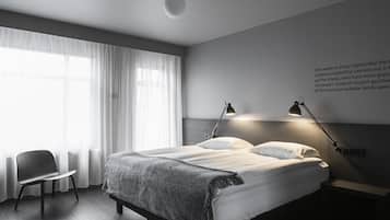 Ropa de cama de alta calidad, escritorio y cortinas blackout
