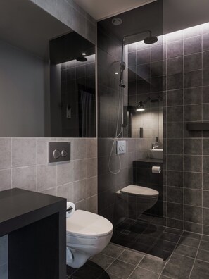 Shower, rainfall showerhead, free toiletries, hair dryer - Skuggi Hotel by Keahotels (Reykjavik)