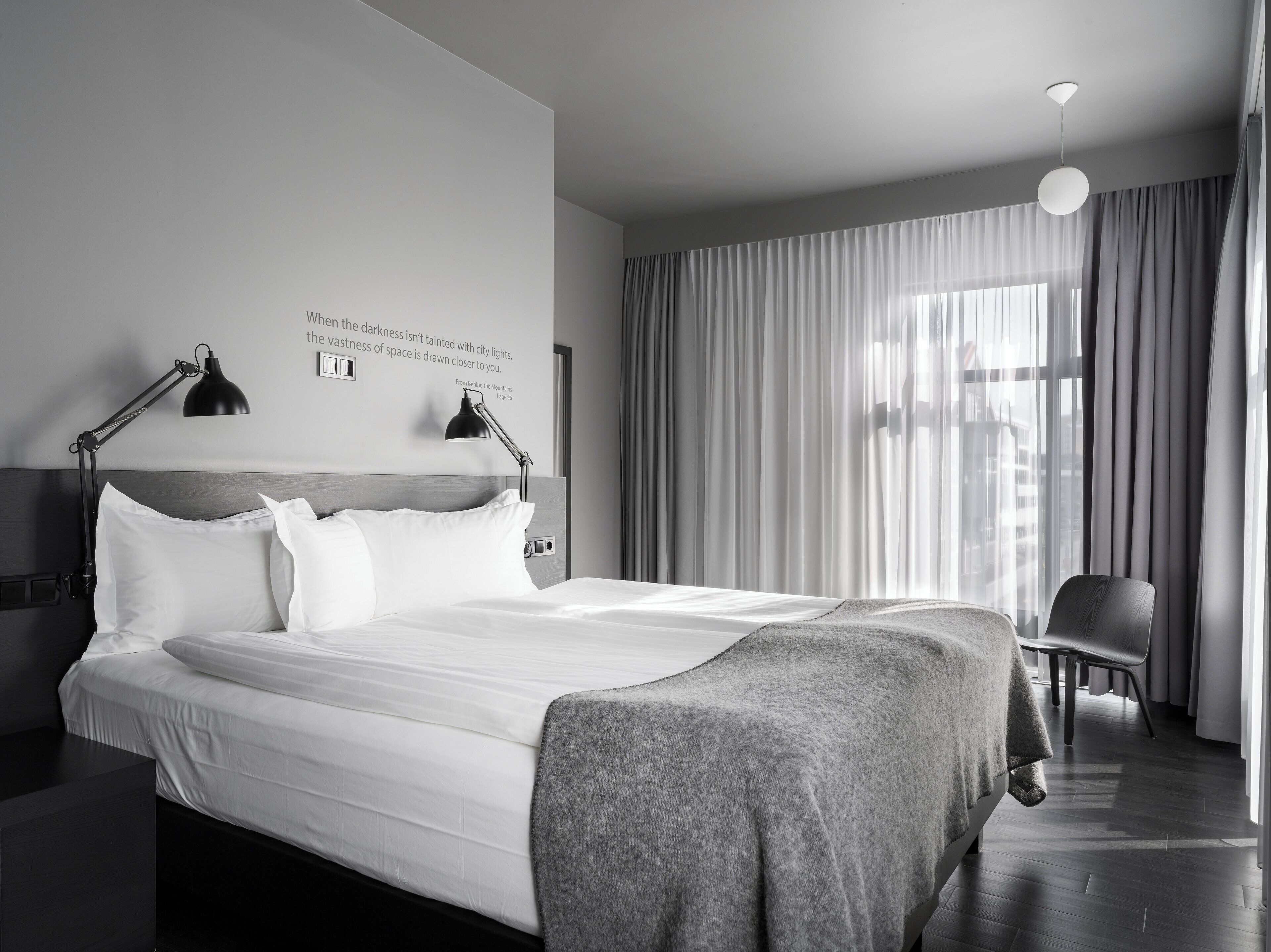 Superior-rum | Sängtillbehör av högsta kvalitet, skrivbord och mörkläggningsgardiner