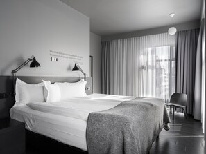 Literie de qualité supérieure, bureau, rideaux occultants