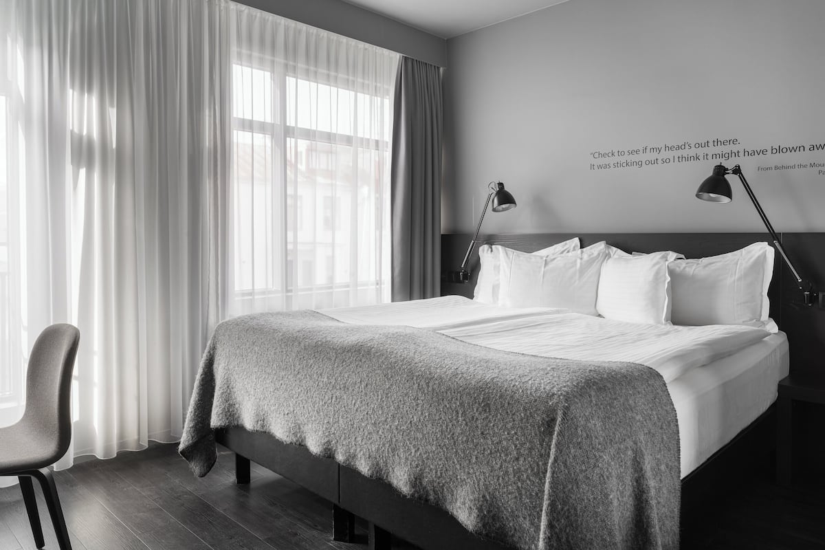 Roupas de cama premium, escrivaninha, cortinas blackout