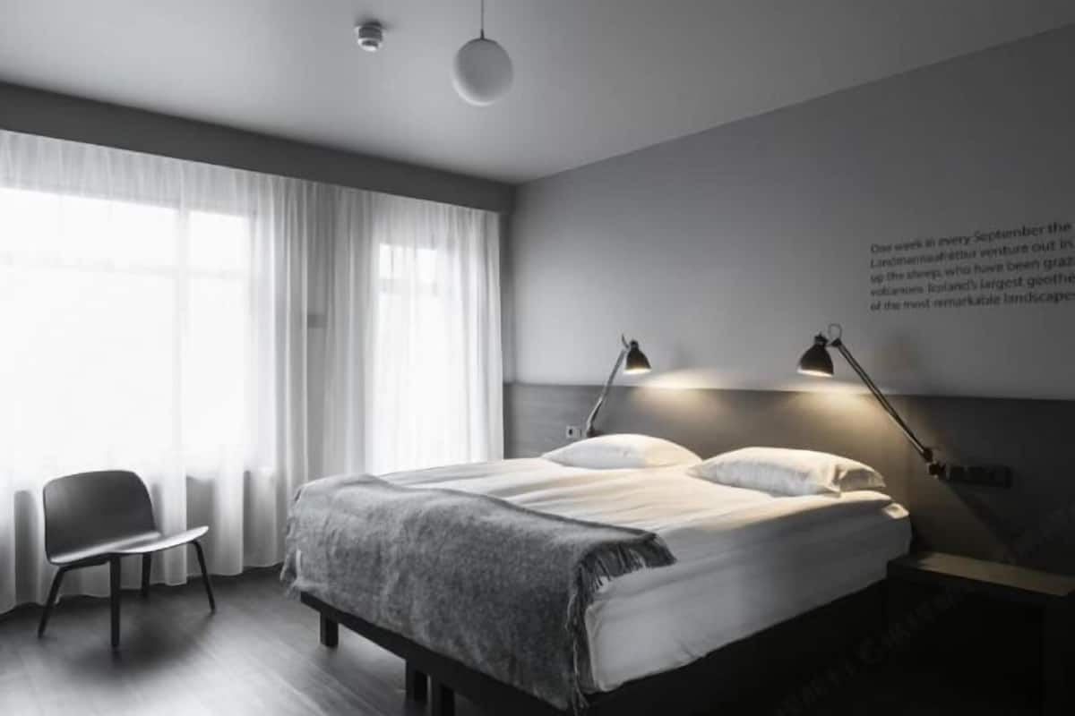 Sängtillbehör av högsta kvalitet, skrivbord och mörkläggningsgardiner