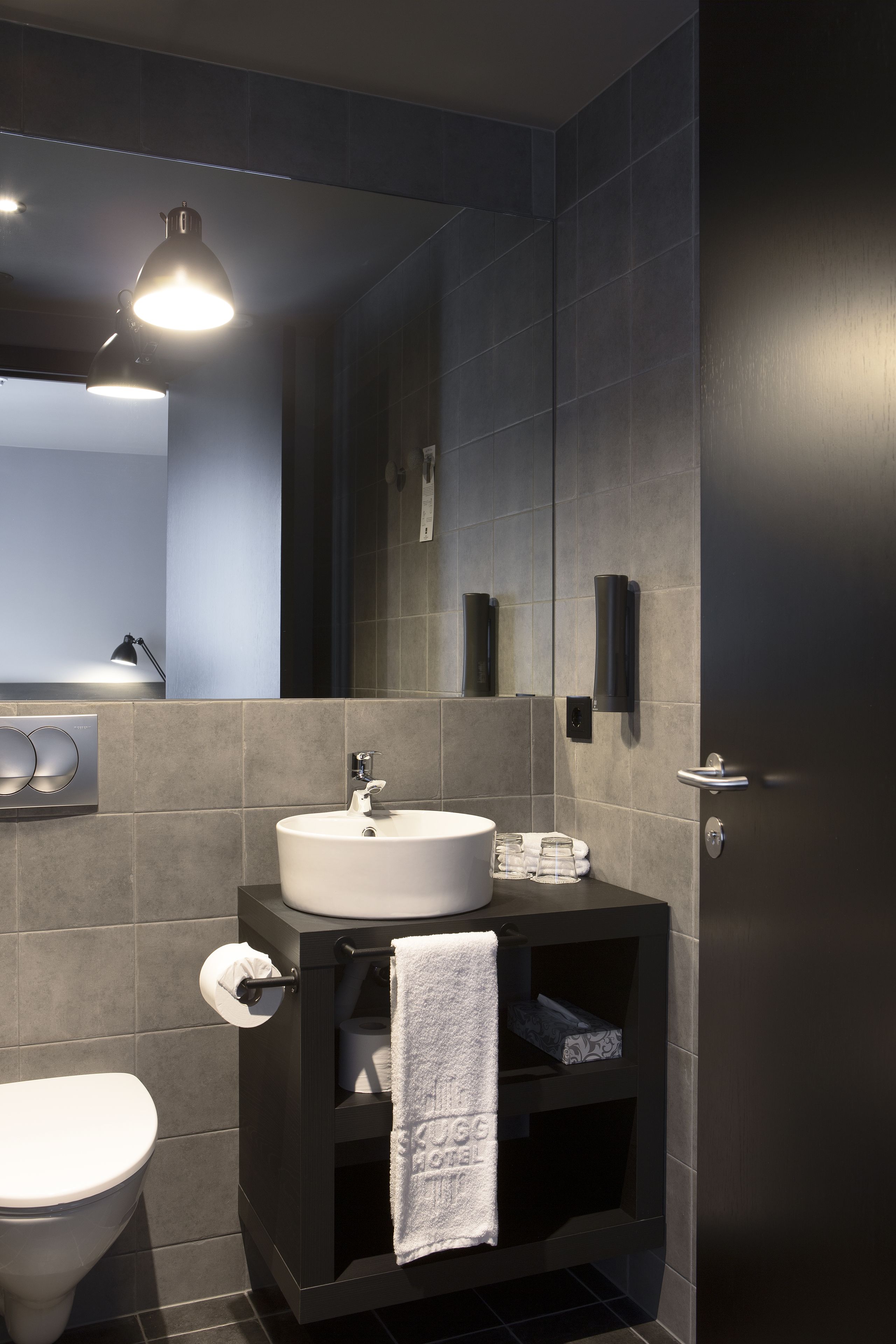 single room | bathroom | shower, rainfall showerhead, free toiletries, hair dryer