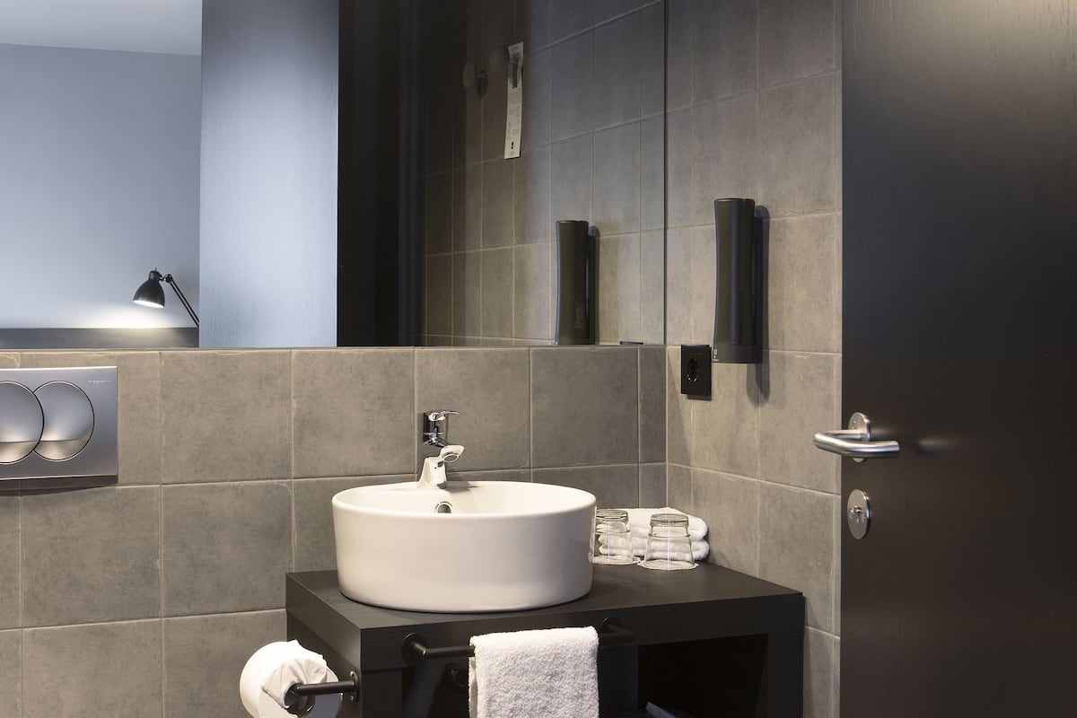 single room | bathroom | shower, rainfall showerhead, free toiletries, hair dryer