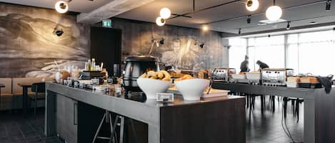 Café da manhã com buffet grátis todos os dias