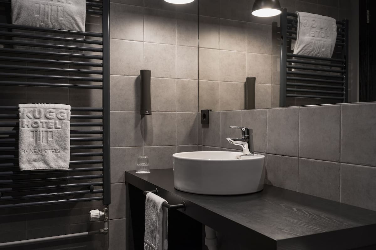 single room | bathroom | shower, rainfall showerhead, free toiletries, hair dryer