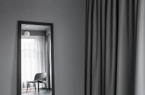 Quarto superior | Roupas de cama premium, escrivaninha, cortinas blackout