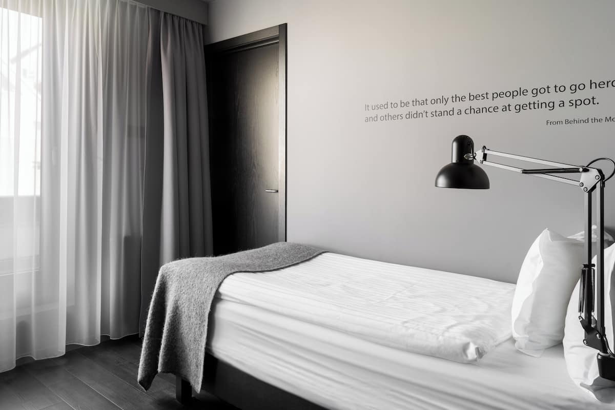 Quarto solteiro | Roupas de cama premium, escrivaninha, cortinas blackout