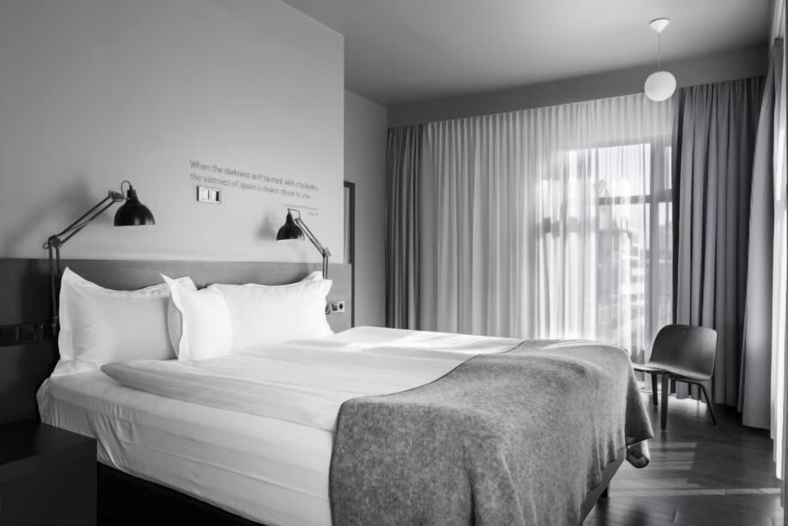 Literie de qualité supérieure, bureau, rideaux occultants