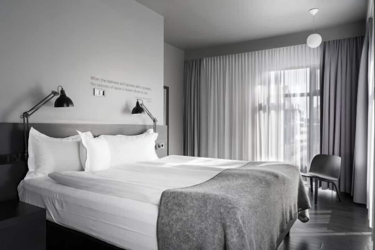 Ropa de cama de alta calidad, escritorio y cortinas blackout