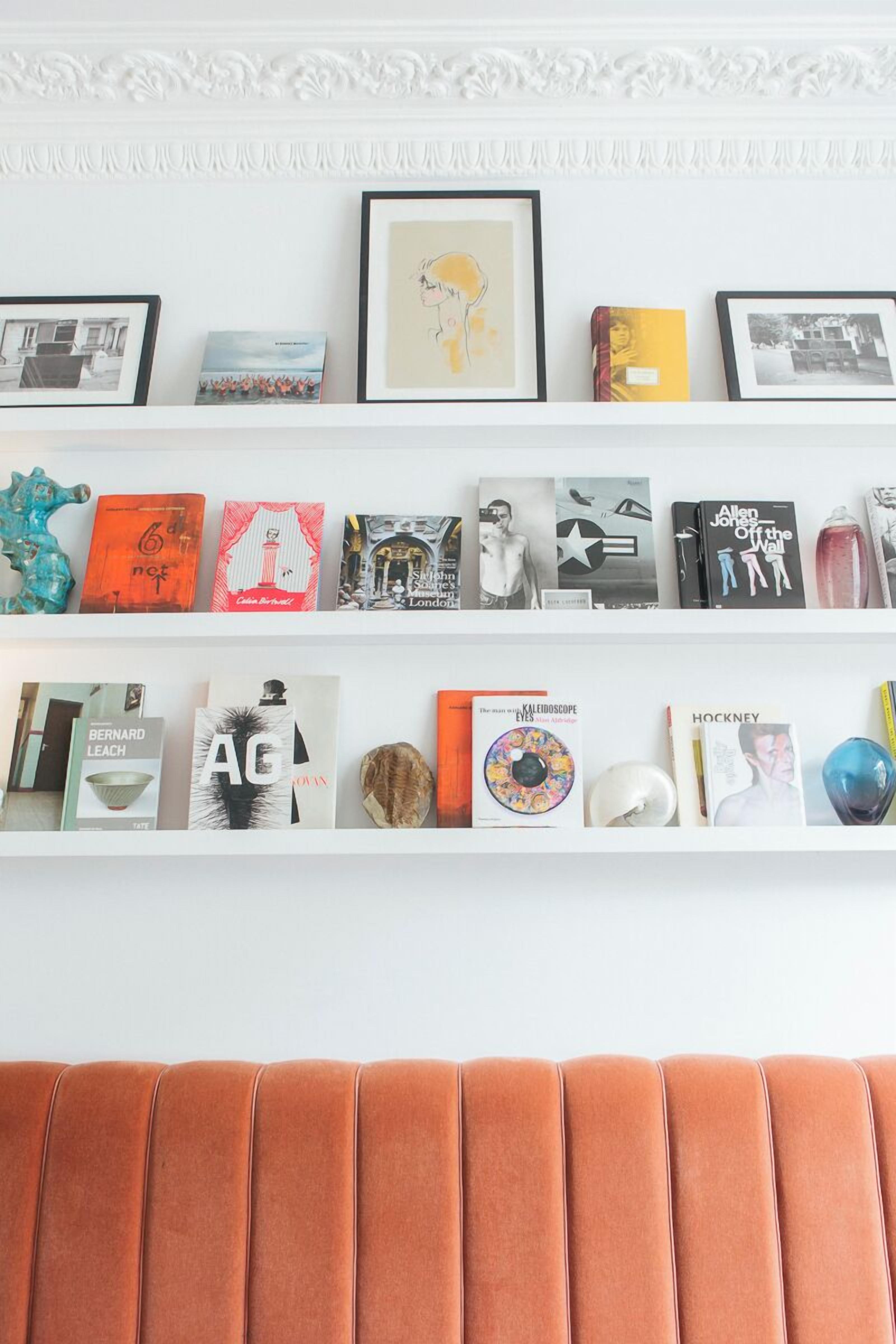 serves breakfast, dinner and brunch