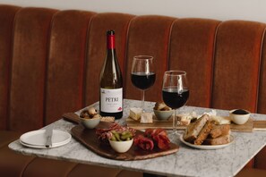 Breakfast, dinner and brunch served