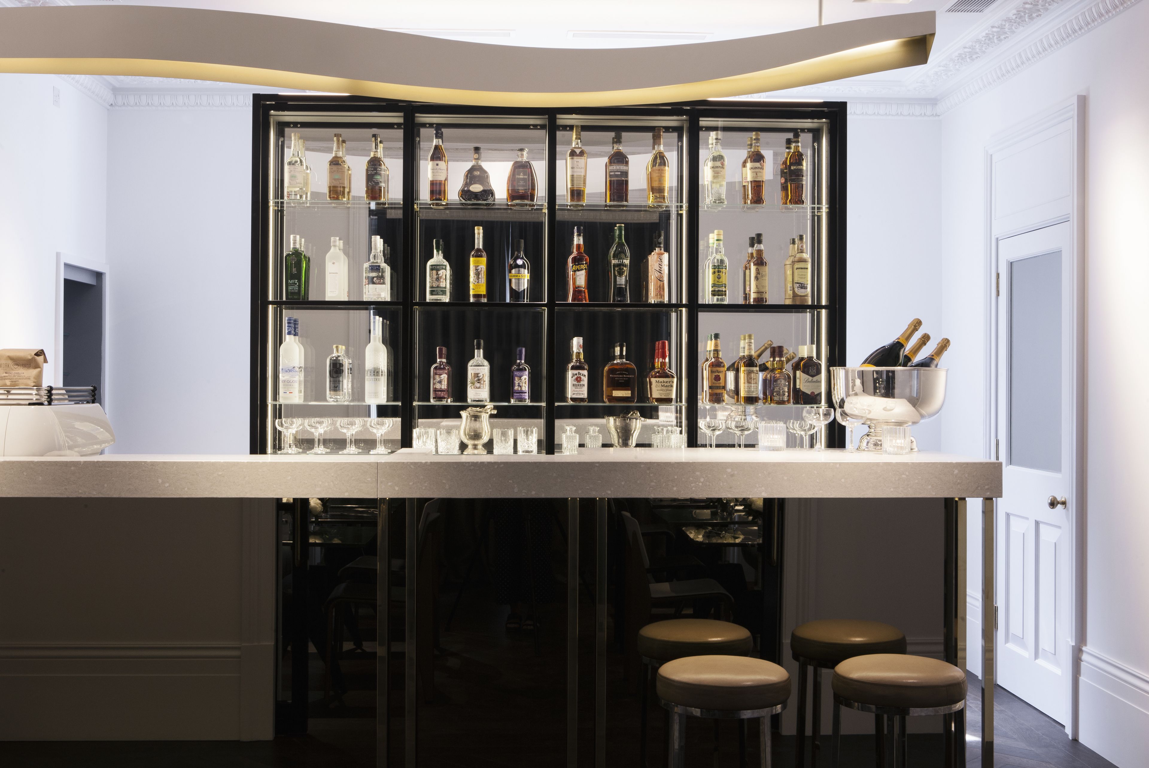 Serves breakfast, dinner, and brunch