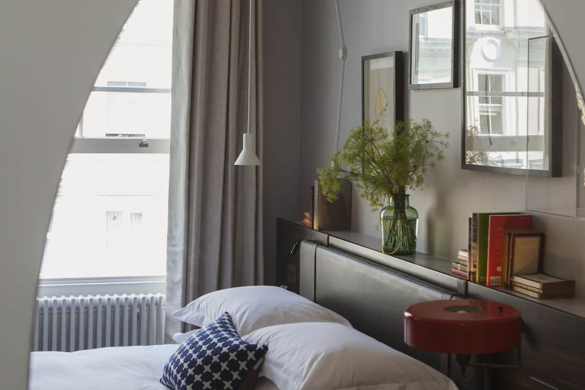 Hypo-allergenic bedding, minibar, in-room safe, desk